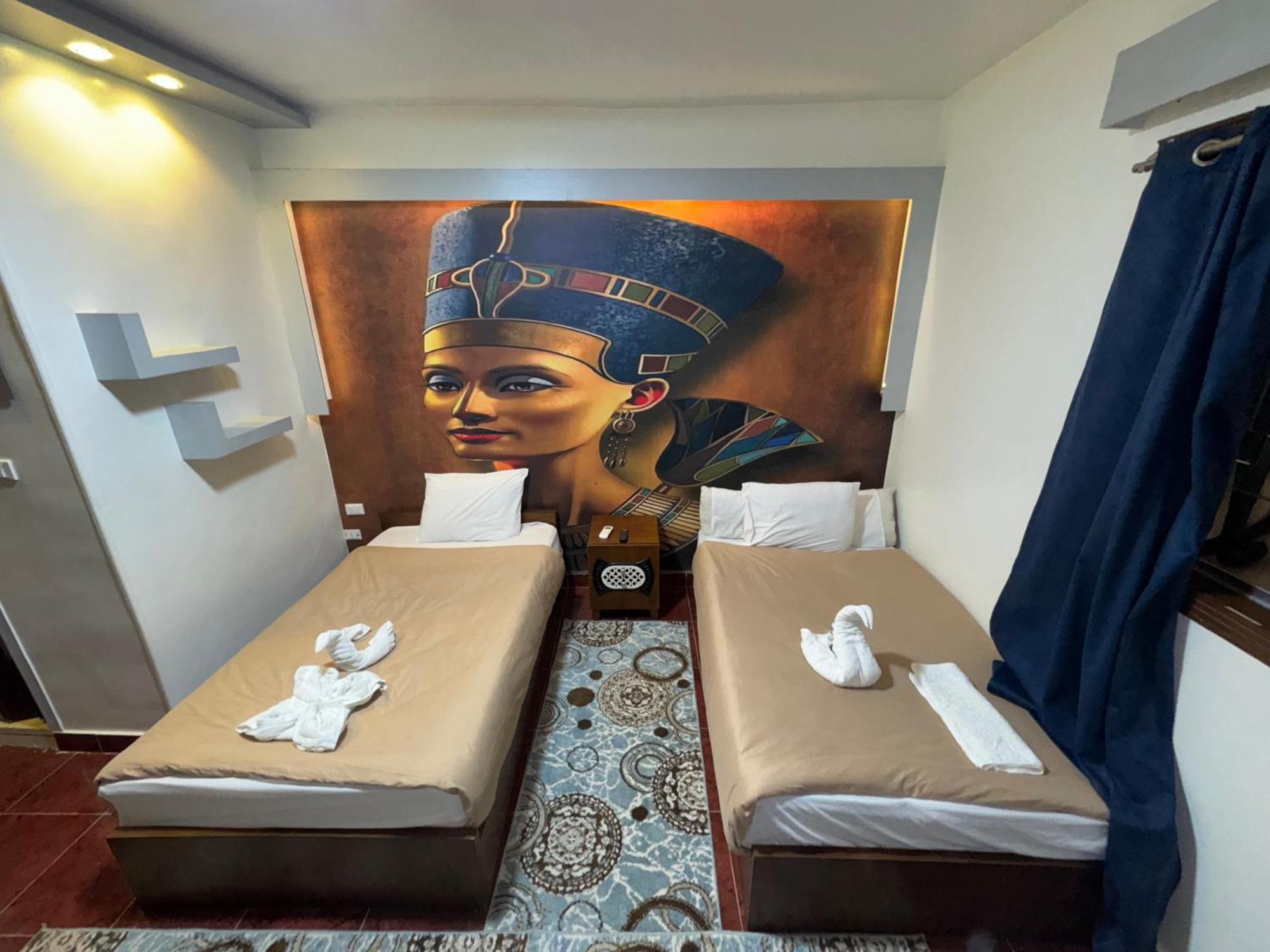 Nefertiti Pyramids View 호텔 카이로 외부 사진